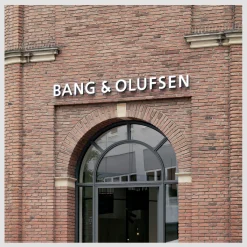 Profilbokstäver logo på fasad