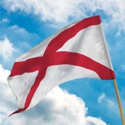 Red Cross-signalflagga för motorsport mot blå himmel.