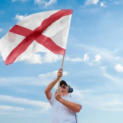 Tävlingsfunktionär visar Red Cross-signalflagga under motorsportstävling.