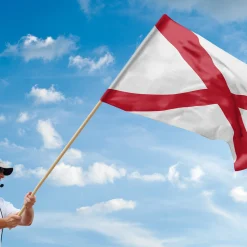 Tävlingsfunktionär visar Signalflagga Red Cross under motorsport på racingbana.